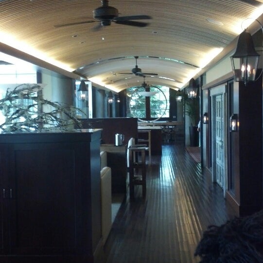 รูปภาพถ่ายที่ Dixie Restaurant Bar &amp; Lounge โดย John P. เมื่อ 9/11/2013