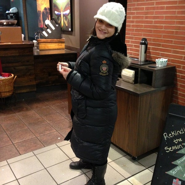 12/23/2012 tarihinde Rashid D.ziyaretçi tarafından Starbucks'de çekilen fotoğraf