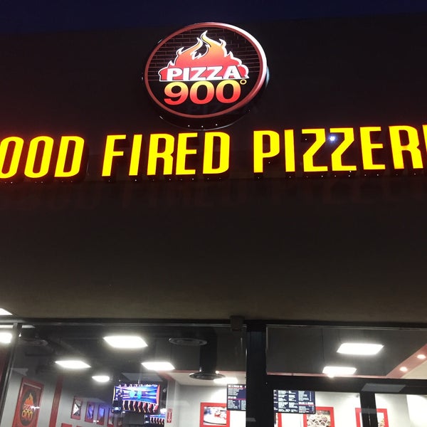 Photo taken at Pizza 900 Wood Fired Pizzeria by Alex A. on 6/2/2015