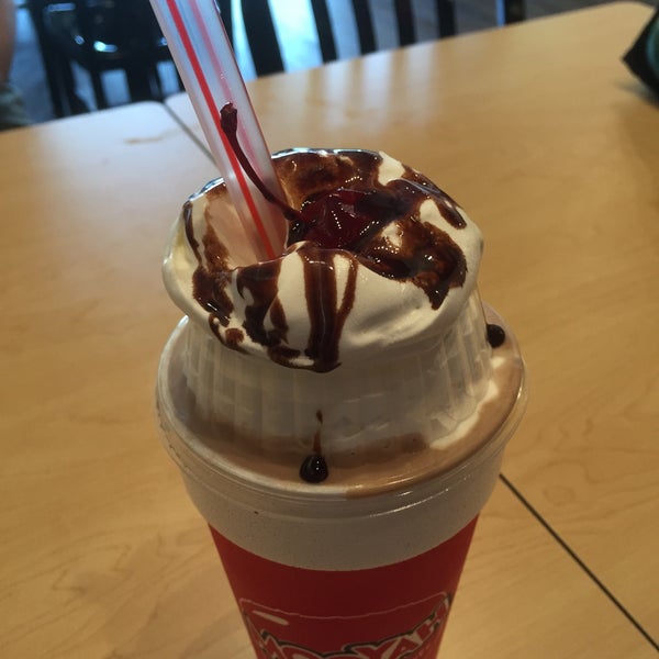Photo taken at MOOYAH Burgers, Fries &amp; Shakes by Alex A. on 5/4/2015