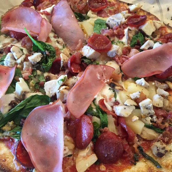Photo taken at Pieology Pizzeria by Alex A. on 7/24/2015
