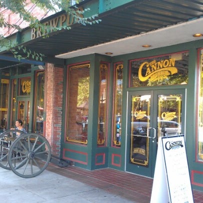 Foto tirada no(a) The Cannon Brew Pub por Vaden S. em 9/24/2012
