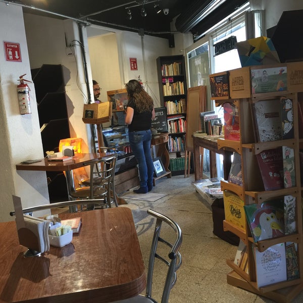 Photo taken at Librería del Ermitaño by Noemi R. on 4/1/2016