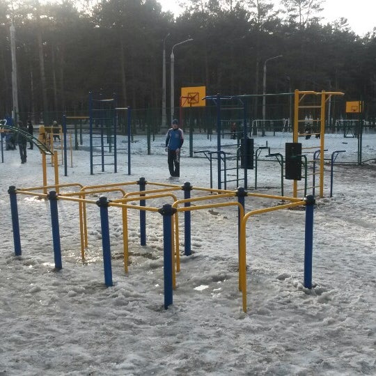 Спортивный строителей. Спортивная площадка парка Строителей. Спортивная площадка парка Строителей соревнования. Спортивная площадка Строитель Тамбов. Строителей 49 квартал спортивная площадка.