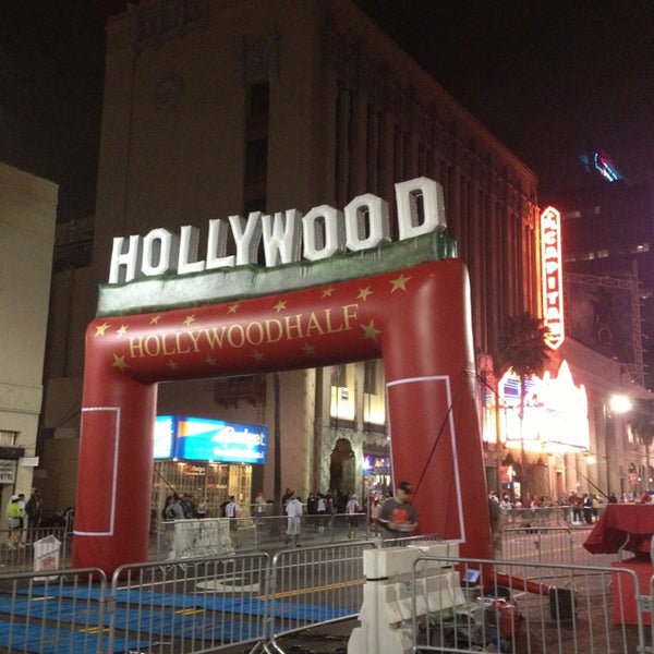 รูปภาพถ่ายที่ Hollywood Half Marathon &amp; 5k / 10k โดย Jennifer H. เมื่อ 4/6/2013