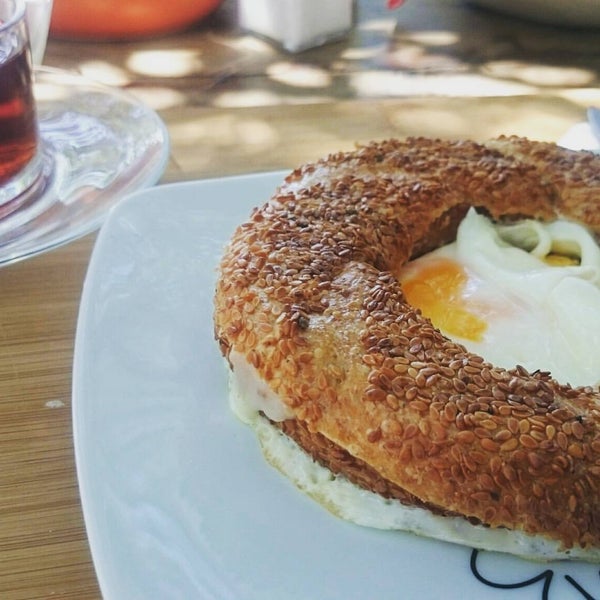 Das Foto wurde bei Yaz Kış Cafe von Burcu A. am 9/2/2015 aufgenommen