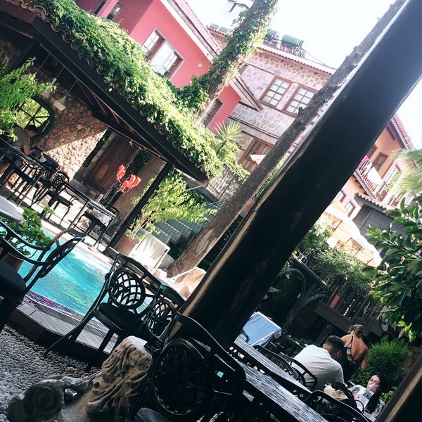 Foto diambil di Alp Paşa Boutique Hotel oleh Ahmet Fırat T. pada 8/29/2019