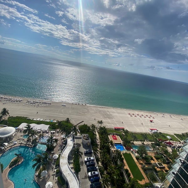 รูปภาพถ่ายที่ Trump International Beach Resort โดย Nellme C. เมื่อ 8/6/2023