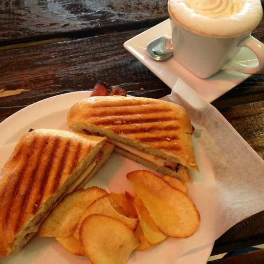 Foto diambil di The Coffee Spot Aguadilla oleh Carlos D. pada 11/4/2012