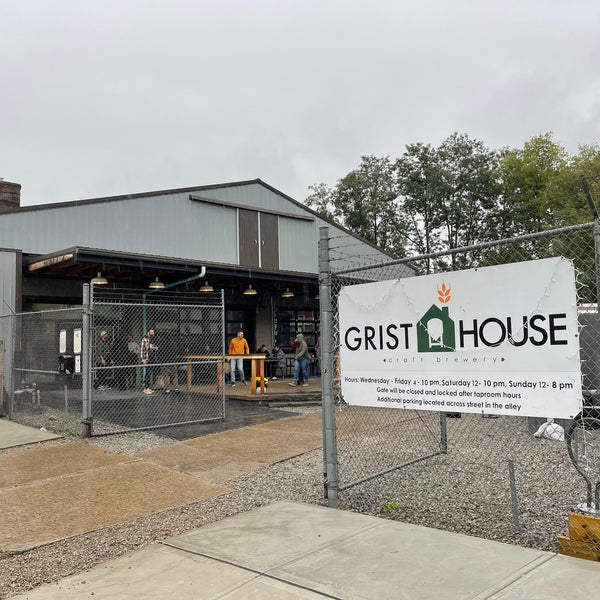 รูปภาพถ่ายที่ Grist House Craft Brewery โดย John F. เมื่อ 10/1/2022