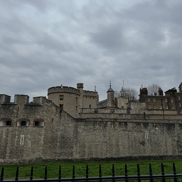 Foto diambil di Tower of London oleh Sharon M. pada 3/26/2024