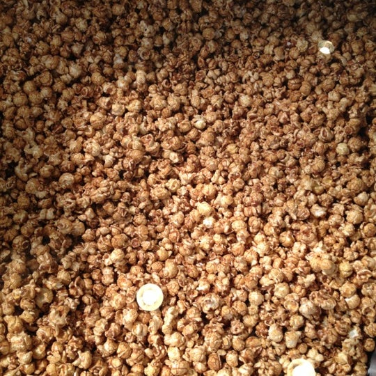 รูปภาพถ่ายที่ Caja Popcorn โดย Oscar C. เมื่อ 10/10/2012