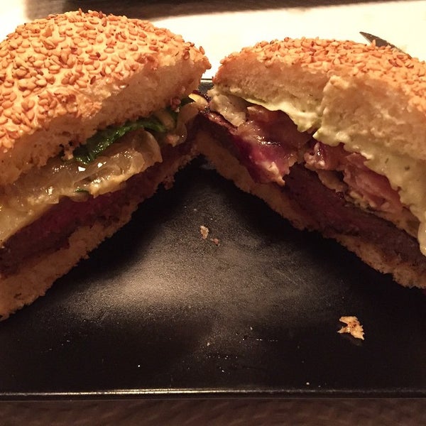 Foto diambil di La Castanya Gourmet Burger oleh Andrés M. pada 3/3/2015