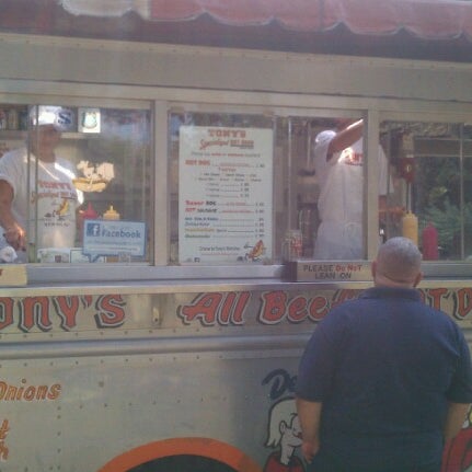 9/17/2012にRob 😎🇺🇸🇧🇸 C.がTony&#39;s Hot Dogsで撮った写真
