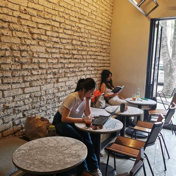 Foto tirada no(a) Qūentin Café por Abraham M. em 4/13/2022