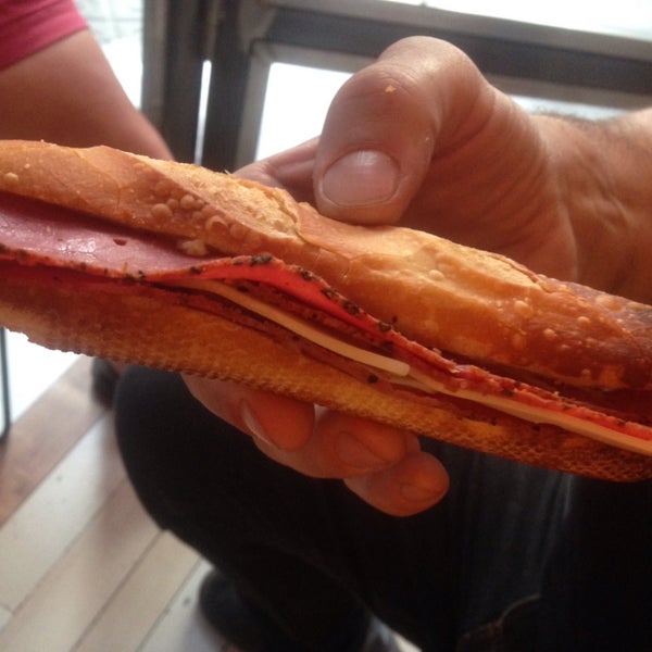 Deliciosos sándwiches de Pastrami a #santantoni 😃👍