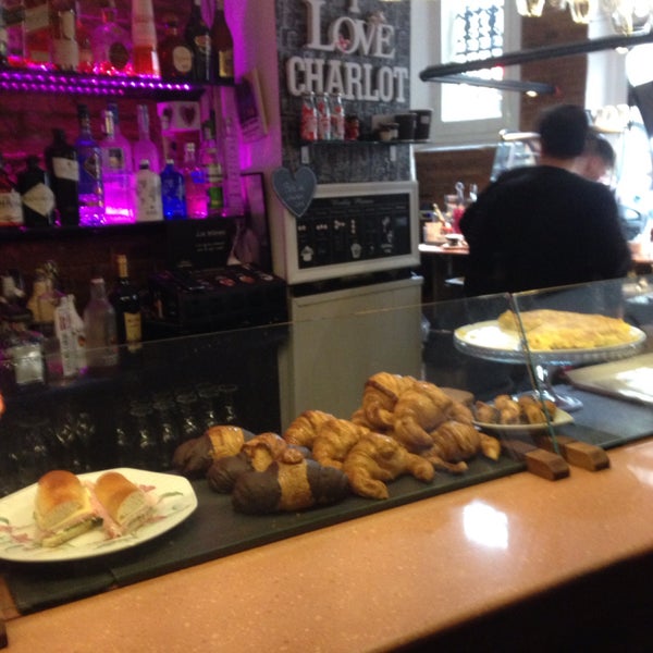 Entregando Pastrami en @charlotcafebcn #aribau delicioso local tematico