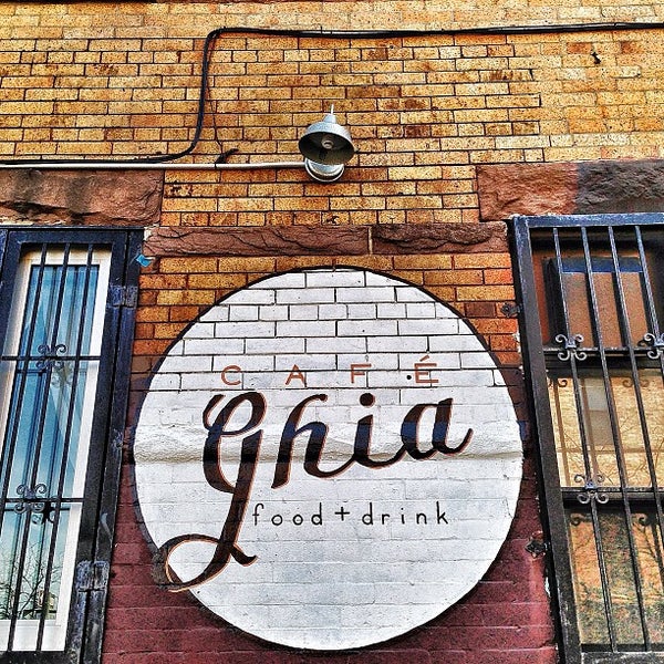 4/7/2013 tarihinde Zach L.ziyaretçi tarafından Cafe Ghia'de çekilen fotoğraf