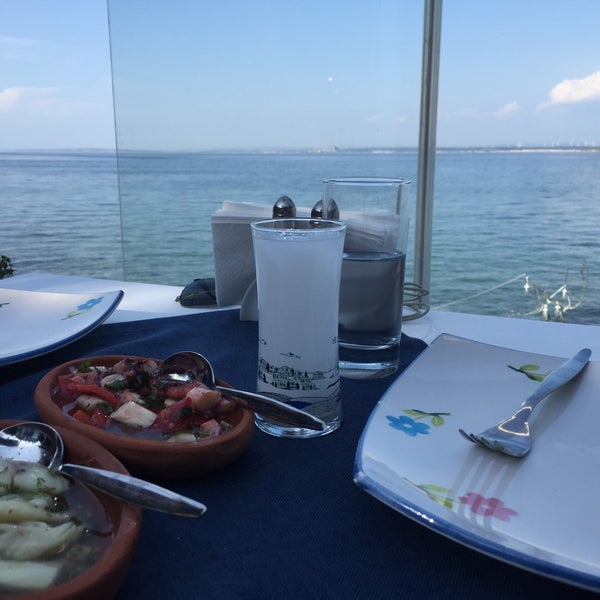 Foto diambil di Marti Restaurant Cafe oleh İlke pada 6/17/2015
