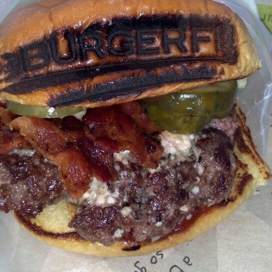 รูปภาพถ่ายที่ BurgerFi โดย Beverly S. เมื่อ 4/2/2013