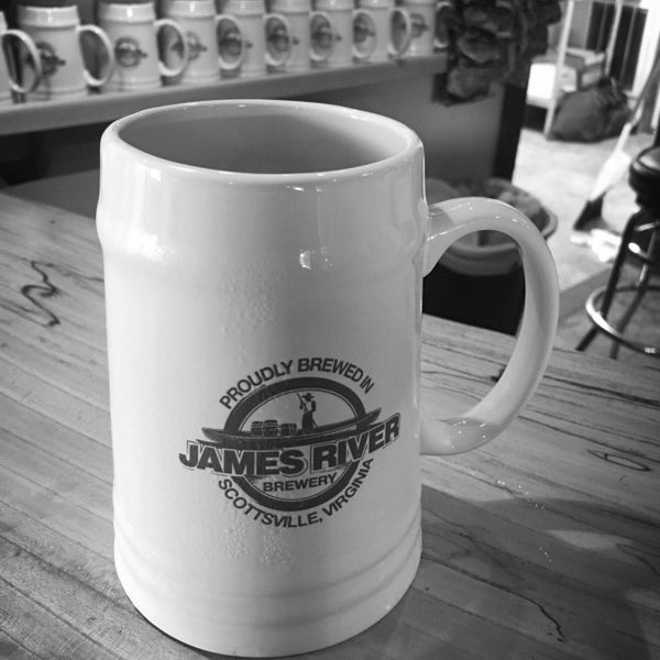 Foto tirada no(a) James River Brewery por Jeff S. em 9/27/2017
