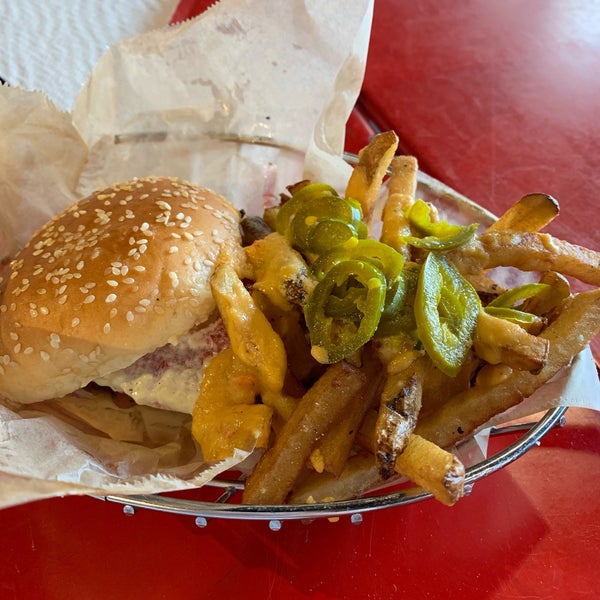 Снимок сделан в Farm Burger пользователем Dawn R. 5/5/2019