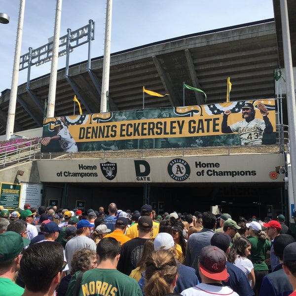 Foto tirada no(a) Oakland-Alameda County Coliseum por Jen M. em 4/22/2018