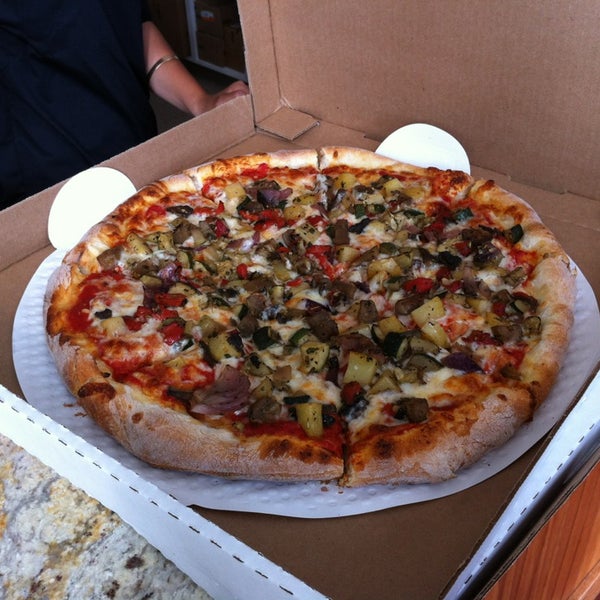 5/14/2013にWaikikiがPizza Cornerで撮った写真