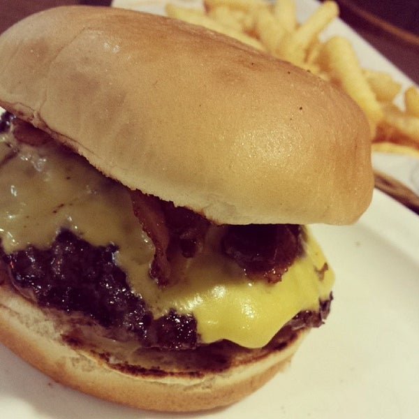 Foto diambil di Ahn&#39;s Quarter Pound Burger oleh Amy P. pada 2/8/2014