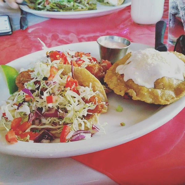 9/5/2015 tarihinde Juan C.ziyaretçi tarafından El Comal Mexican Restaurant'de çekilen fotoğraf