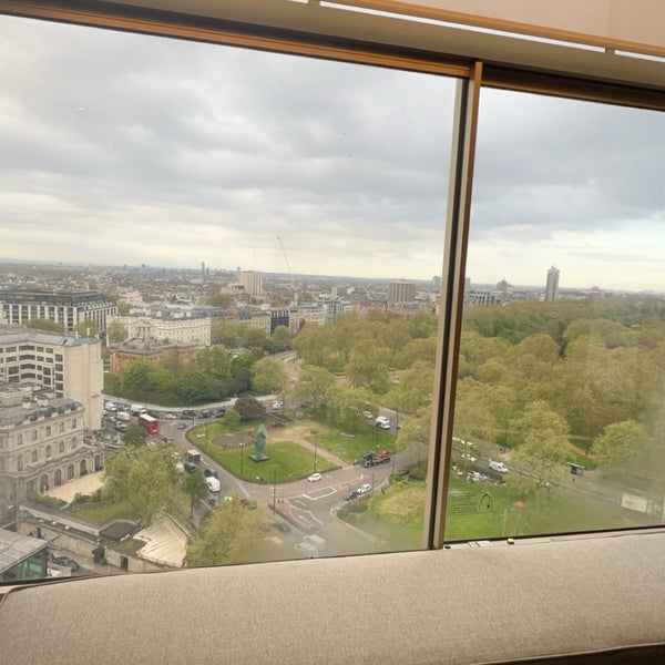 Foto diambil di London Hilton on Park Lane oleh Abdulrahman A. pada 4/25/2024