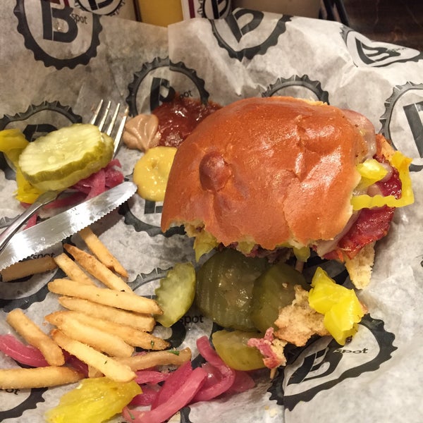 Foto tirada no(a) B Spot Burgers por David G. em 3/29/2015