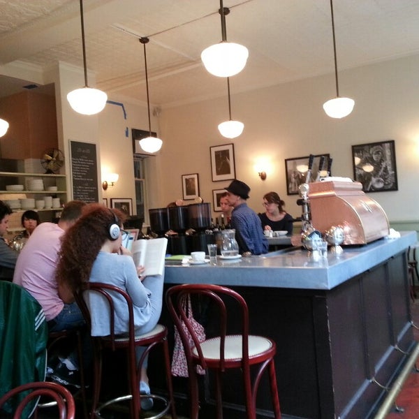 Foto tirada no(a) Cafe Minerva por Marlene W. em 5/24/2013