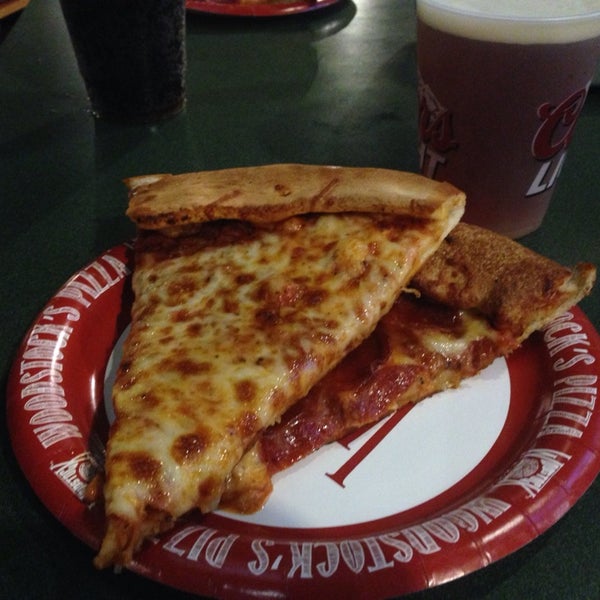 รูปภาพถ่ายที่ Woodstock&#39;s Pizza โดย Ryan O. เมื่อ 9/16/2014