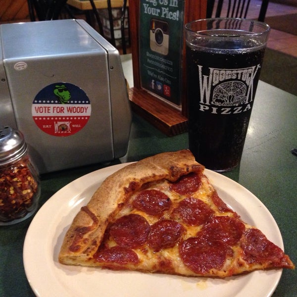 10/27/2013にRyan O.がWoodstock&#39;s Pizzaで撮った写真