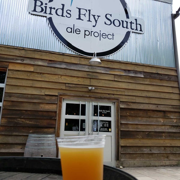 Foto diambil di Birds Fly South Ale Project oleh Ryan F. pada 6/26/2020