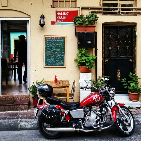 Das Foto wurde bei Nice Kafe &amp; Ev Yemekleri von Sabriya Ş. am 9/18/2015 aufgenommen