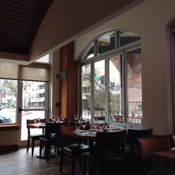 Das Foto wurde bei Trellis Restaurant von N L. am 3/29/2014 aufgenommen
