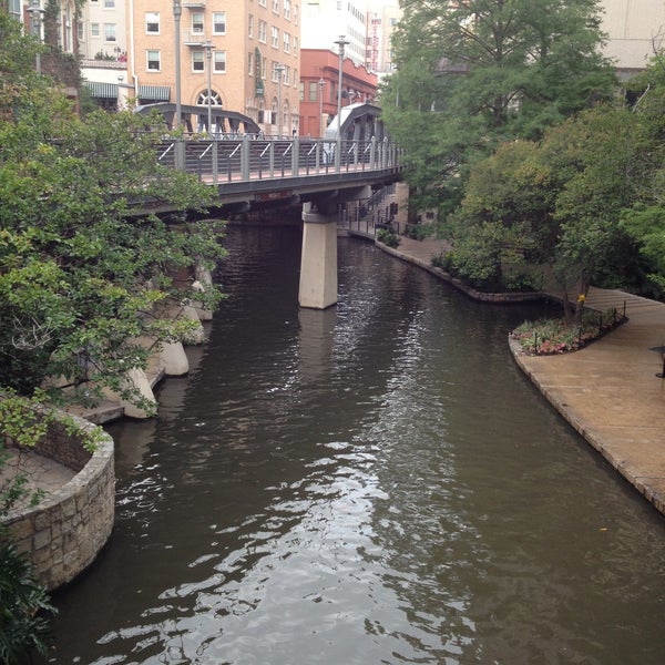 รูปภาพถ่ายที่ The San Antonio River Walk โดย Nic J. เมื่อ 5/14/2013