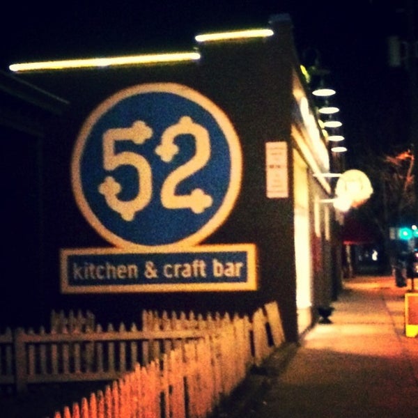 Photo prise au Social52 Kitchen &amp; Craft Bar par Michele S. le12/16/2014