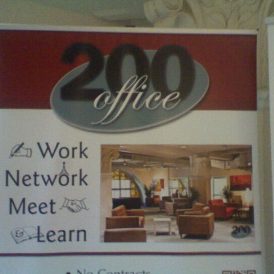 Foto tirada no(a) 200 Office por Mahoganee A. em 9/21/2012