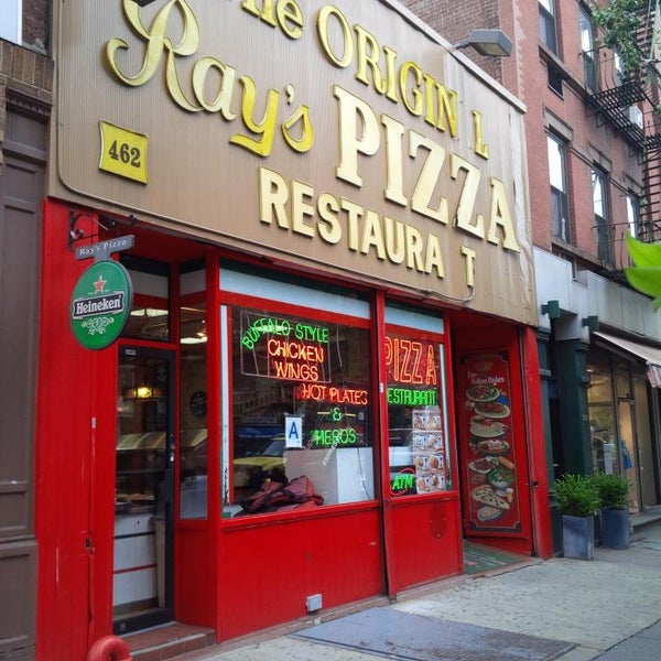 Снимок сделан в Famous Original Ray&#39;s Pizza пользователем C. F. 7/25/2013