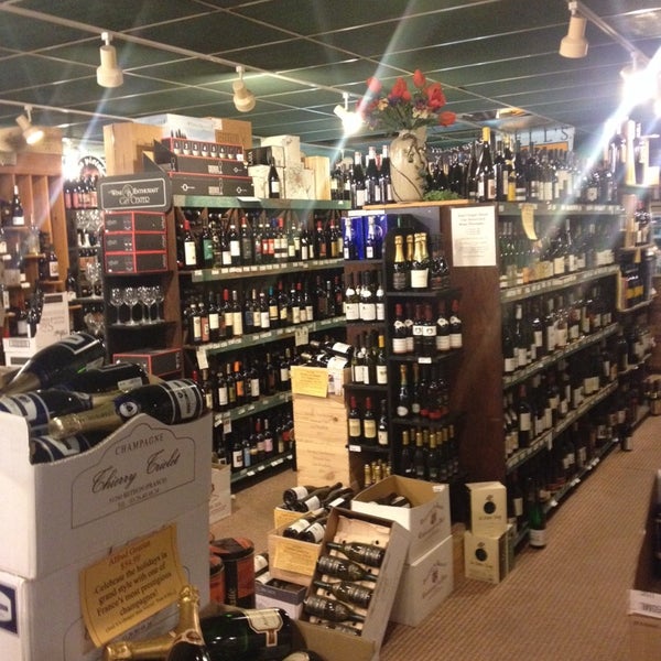 Photo taken at Peabody&#39;s Wine &amp; Beer Merchants by Maxim T. on 1/31/2014