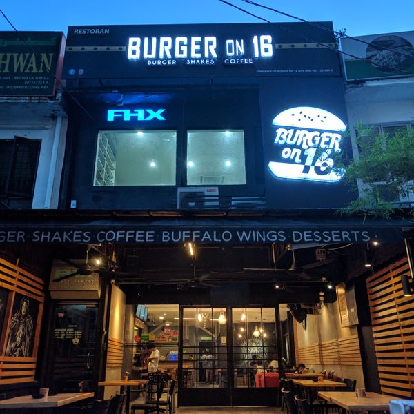 Foto scattata a Burger On 16 da Melv il 8/10/2018