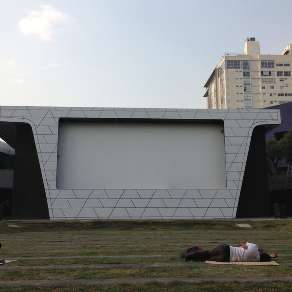 รูปภาพถ่ายที่ Cineteca Nacional โดย Gustavo A. เมื่อ 5/5/2013