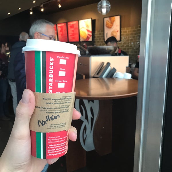 รูปภาพถ่ายที่ Starbucks โดย Nazar K. เมื่อ 11/25/2018