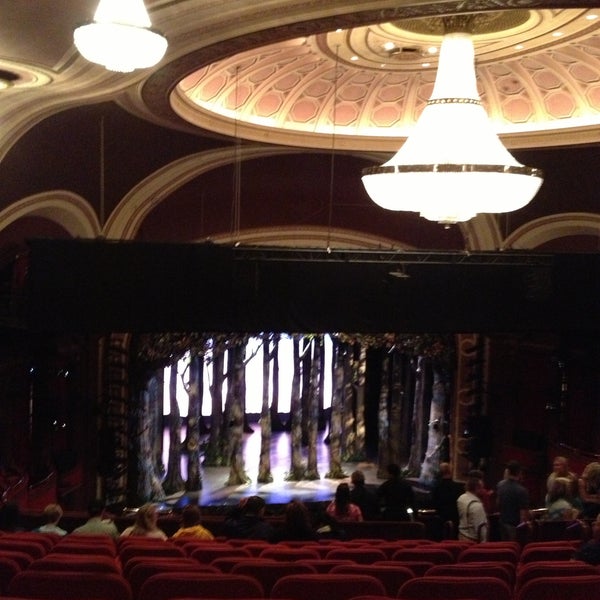 5/15/2013에 Kal S.님이 Cinderella on Broadway에서 찍은 사진