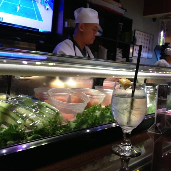 2/11/2013 tarihinde Kevin B.ziyaretçi tarafından Sushi Yama Asian Bistro'de çekilen fotoğraf