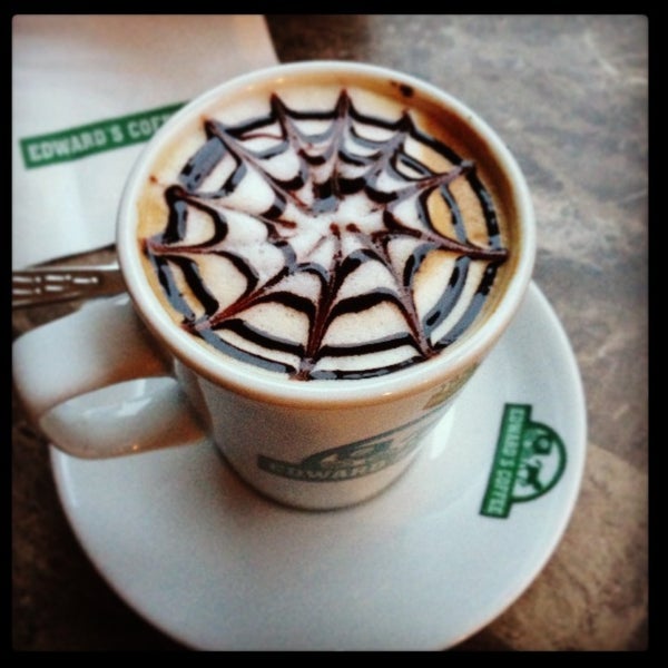 รูปภาพถ่ายที่ Edward&#39;s Coffee โดย berna u. เมื่อ 4/19/2013