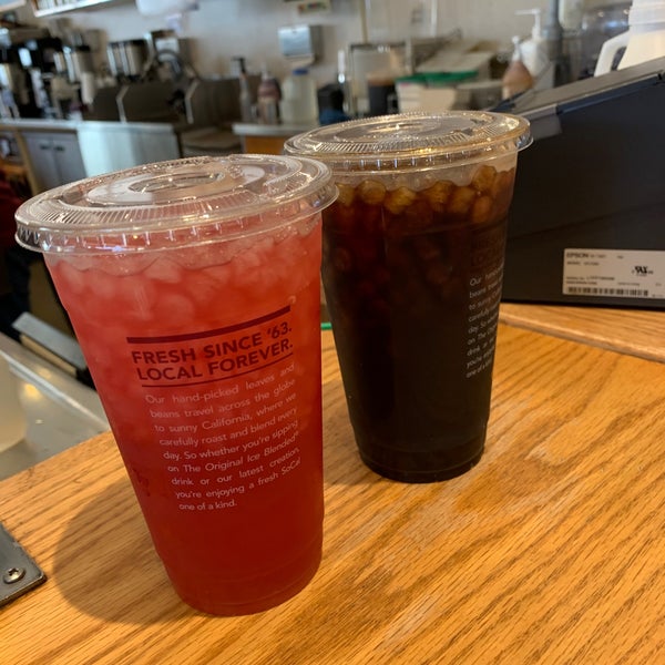 Photo taken at The Coffee Bean &amp; Tea Leaf by Katia M. on 9/29/2019